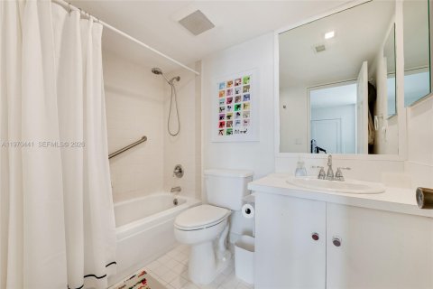 Condo in Coral Gables, Florida, 2 bedrooms № 2033288 - photo 15