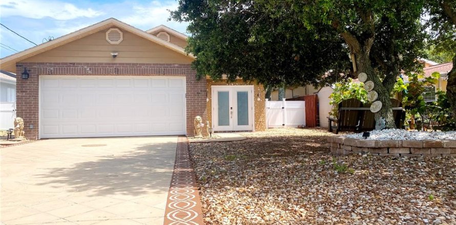House in New Smyrna Beach, Florida 3 bedrooms, 208.66 sq.m. № 1301072