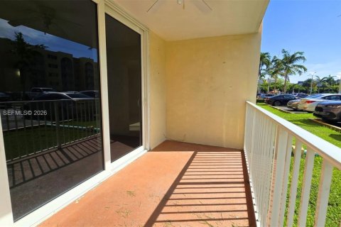 Copropriété à vendre à Hialeah, Floride: 1 chambre, 80.82 m2 № 2241510 - photo 3