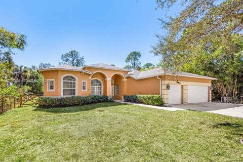 House in Naples, Florida 4 bedrooms № 2046811
