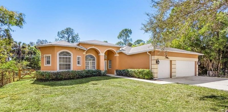 House in Naples, Florida 4 bedrooms № 2046811