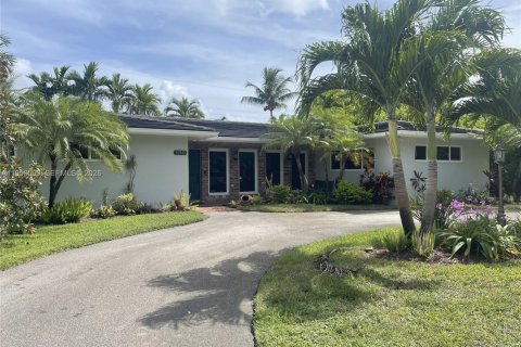 House in Miami Springs, Florida 3 bedrooms, 163.69 sq.m. № 2027606 - photo 2