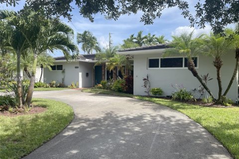 House in Miami Springs, Florida 3 bedrooms, 163.69 sq.m. № 2027606
