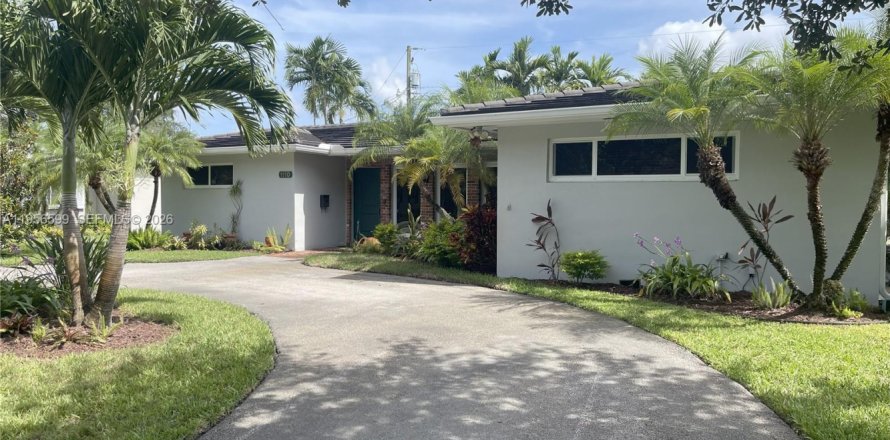 House in Miami Springs, Florida 3 bedrooms, 163.69 sq.m. № 2027606