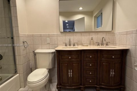 House in Miami Springs, Florida 3 bedrooms, 163.69 sq.m. № 2027606 - photo 17