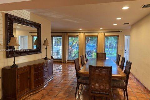 House in Miami Springs, Florida 3 bedrooms, 163.69 sq.m. № 2027606 - photo 8