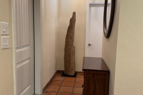 House in Miami Springs, Florida 3 bedrooms, 163.69 sq.m. № 2027606 - photo 4