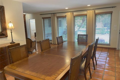 House in Miami Springs, Florida 3 bedrooms, 163.69 sq.m. № 2027606 - photo 11