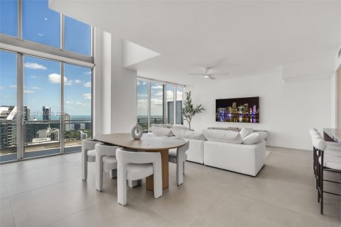 Condominio en alquiler en Miami, Florida, 3 dormitorios, 212.65 m2 № 1986266 - foto 3