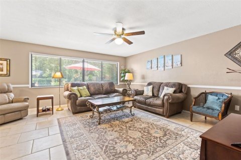 House in Palm Harbor, Florida 3 bedrooms, 186.18 sq.m. № 1640277 - photo 8