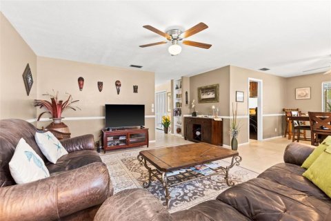 House in Palm Harbor, Florida 3 bedrooms, 186.18 sq.m. № 1640277 - photo 11