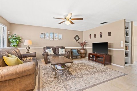 House in Palm Harbor, Florida 3 bedrooms, 186.18 sq.m. № 1640277 - photo 17
