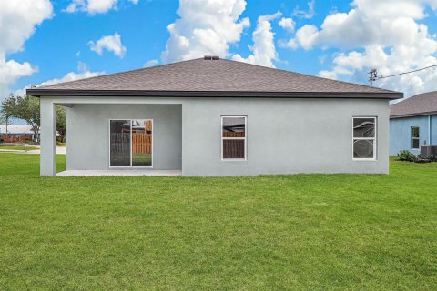 House in Vero Beach, Florida 4 bedrooms, 171.96 sq.m. № 2245375 - photo 3