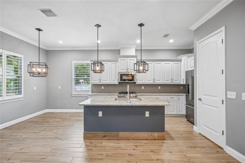 Casa en venta en Tampa, Florida, 4 dormitorios, 292.08 m2 № 2377886 - foto 3