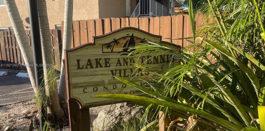 Кондоминиум с 2 спальнями в Майами, Флорида № 1975590