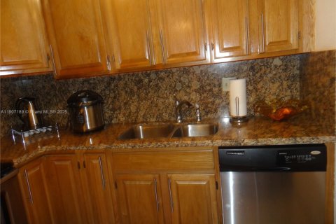 Condo in Hallandale Beach, Florida, 1 bedroom  № 1963828 - photo 17