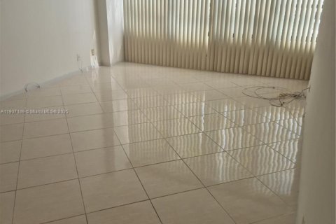 Condo in Hallandale Beach, Florida, 1 bedroom  № 1963828 - photo 24