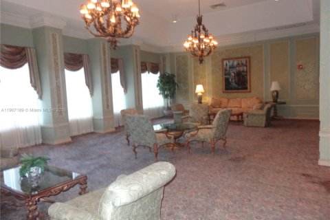 Condo in Hallandale Beach, Florida, 1 bedroom  № 1963828 - photo 11