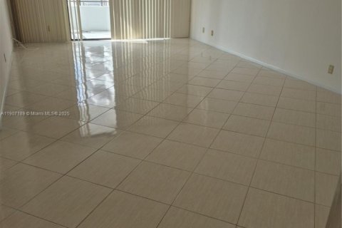 Condo in Hallandale Beach, Florida, 1 bedroom  № 1963828 - photo 23