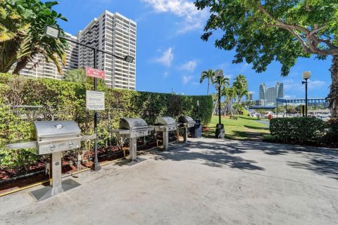 Condo in Hallandale Beach, Florida, 1 bedroom  № 1963828 - photo 28