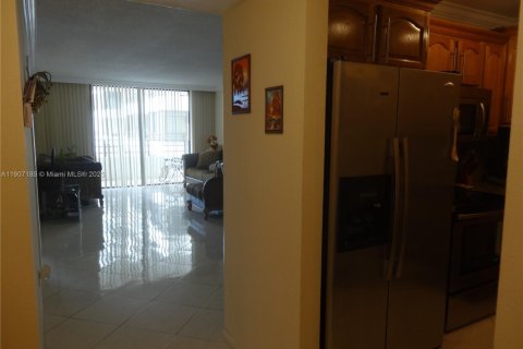 Condo in Hallandale Beach, Florida, 1 bedroom  № 1963828 - photo 22