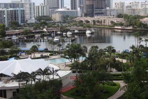 Condo in Hallandale Beach, Florida, 1 bedroom  № 1963828 - photo 1