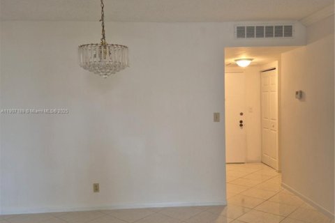 Condo in Hallandale Beach, Florida, 1 bedroom  № 1963828 - photo 25