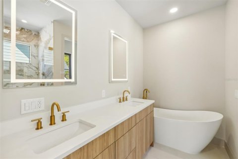 Townhouse in Tampa, Florida 4 bedrooms, 264.77 sq.m. № 1525825 - photo 18