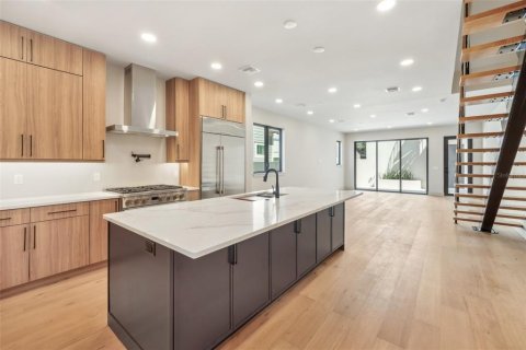 Townhouse in Tampa, Florida 4 bedrooms, 264.77 sq.m. № 1525825 - photo 6
