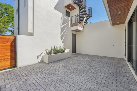 Townhouse in Tampa, Florida 4 bedrooms, 264.77 sq.m. № 1525825 - photo 4