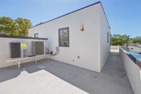 Townhouse in Tampa, Florida 4 bedrooms, 264.77 sq.m. № 1525825 - photo 29