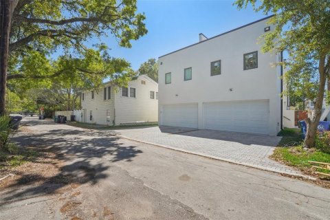 Townhouse in Tampa, Florida 4 bedrooms, 264.77 sq.m. № 1525825 - photo 25