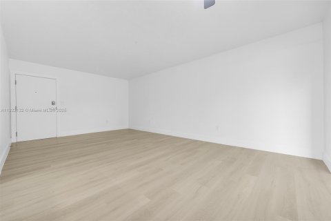 Apartamento en alquiler en North Miami, Florida, 2 dormitorios, 69.68 m2 № 1976353 - foto 13