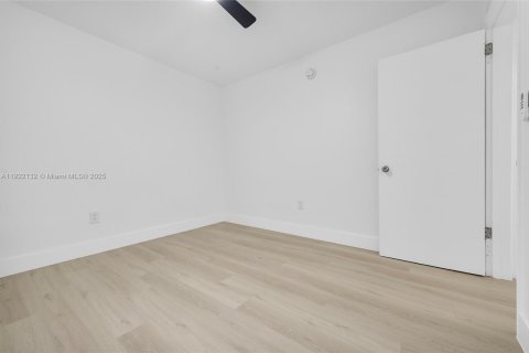 Apartamento en alquiler en North Miami, Florida, 2 dormitorios, 69.68 m2 № 1976353 - foto 3