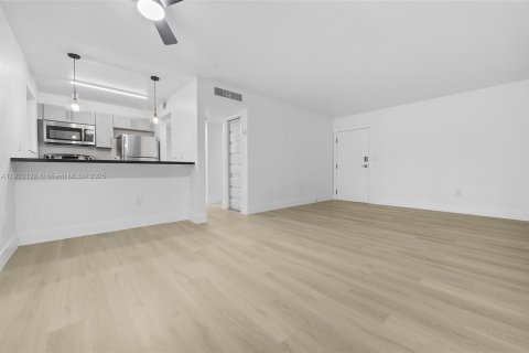 Apartamento en alquiler en North Miami, Florida, 2 dormitorios, 69.68 m2 № 1976353 - foto 12