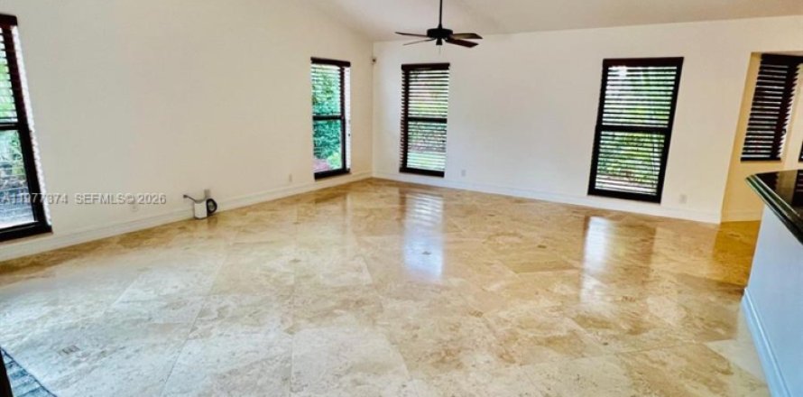 House in Boca Raton, Florida 4 bedrooms, 262.36 sq.m. № 2046429
