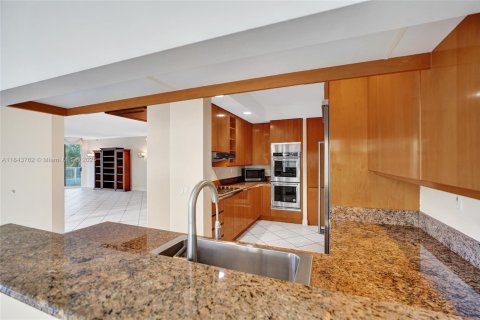 Condo in Aventura, Florida, 3 bedrooms  № 2038999 - photo 29
