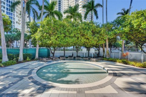 Condo in Aventura, Florida, 3 bedrooms  № 2038999 - photo 10