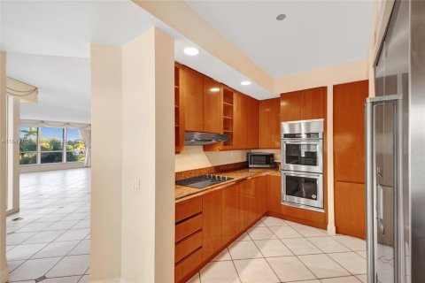 Condo in Aventura, Florida, 3 bedrooms  № 2038999 - photo 30