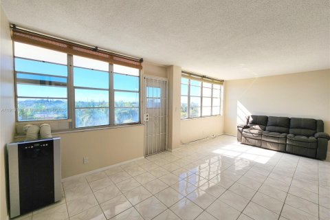 Condominio en venta en North Miami Beach, Florida, 2 dormitorios, 103.31 m2 № 1972234 - foto 11