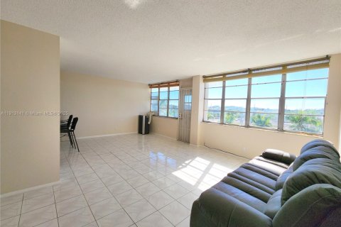 Condominio en venta en North Miami Beach, Florida, 2 dormitorios, 103.31 m2 № 1972234 - foto 8