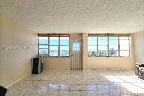 Condominio en venta en North Miami Beach, Florida, 2 dormitorios, 103.31 m2 № 1972234 - foto 10