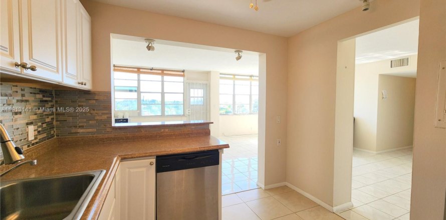 Condominio en North Miami Beach, Florida, 2 dormitorios  № 1972234