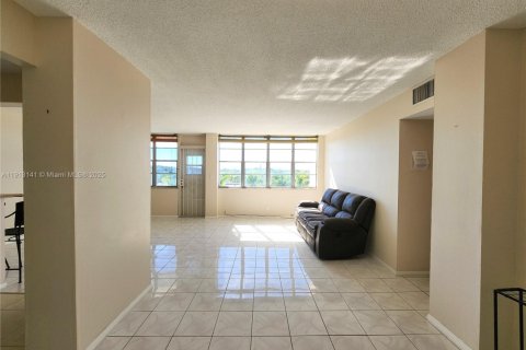 Condominio en venta en North Miami Beach, Florida, 2 dormitorios, 103.31 m2 № 1972234 - foto 14