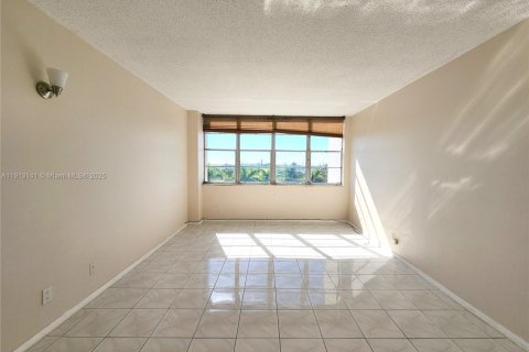 Condominio en venta en North Miami Beach, Florida, 2 dormitorios, 103.31 m2 № 1972234 - foto 19