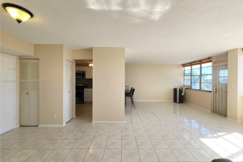 Condominio en venta en North Miami Beach, Florida, 2 dormitorios, 103.31 m2 № 1972234 - foto 13