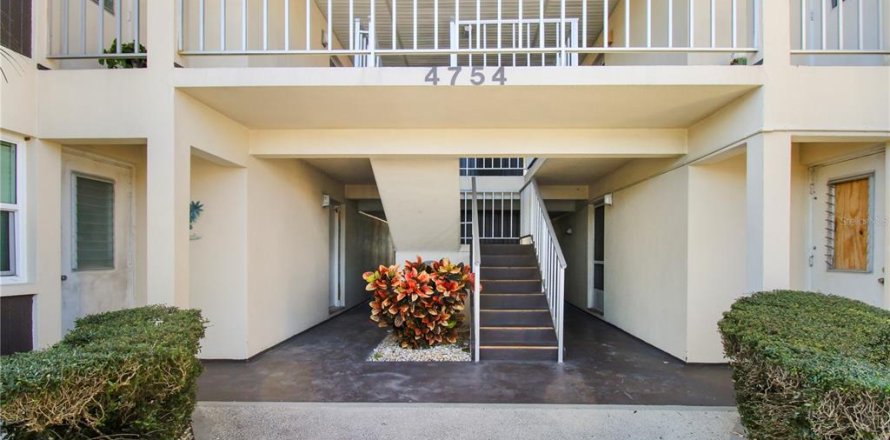 Condo in New Port Richey, Florida, 1 bedroom  № 2259009