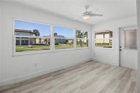Condo in New Port Richey, Florida, 1 bedroom  № 2259009 - photo 13