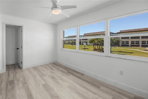Condo in New Port Richey, Florida, 1 bedroom  № 2259009 - photo 11
