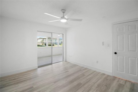 Condo in New Port Richey, Florida, 1 bedroom  № 2259009 - photo 18
